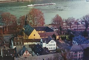 Ehemaliges Kapuzinerkloster Bacharach von Burg Stahleck aus gesehen