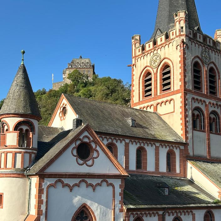 Ev. Peterskirche Bacharach mit Burg Stahleck